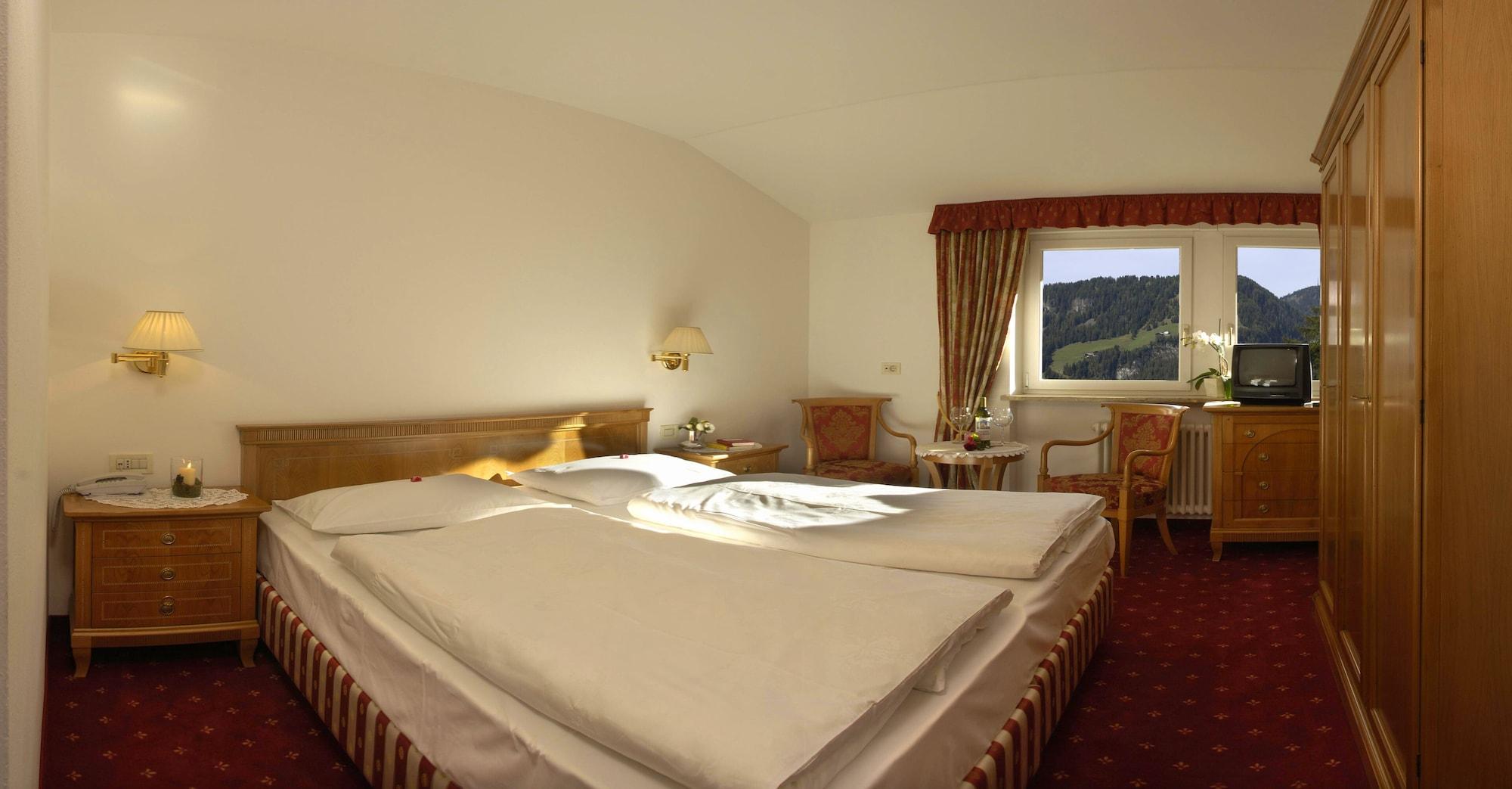Hotel Touring Dolomites Santa Cristina Val Gardena Esterno foto